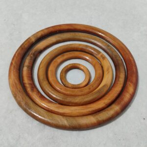 Argolla de madera barnizada